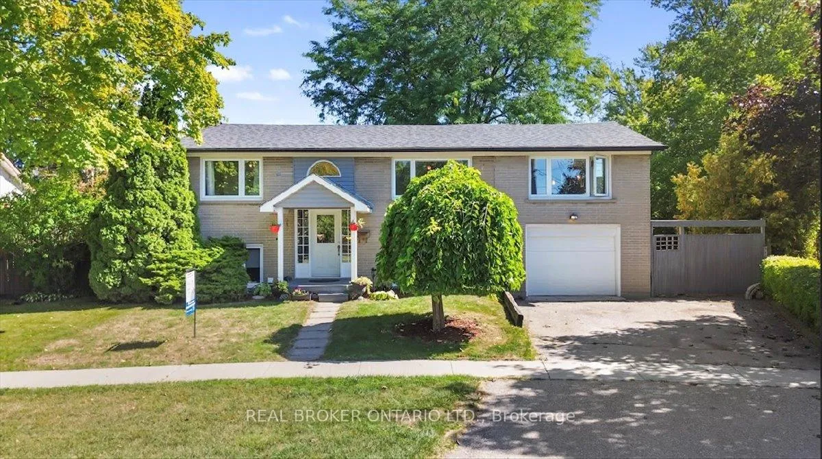 Front of 931 Bayview Avenue N