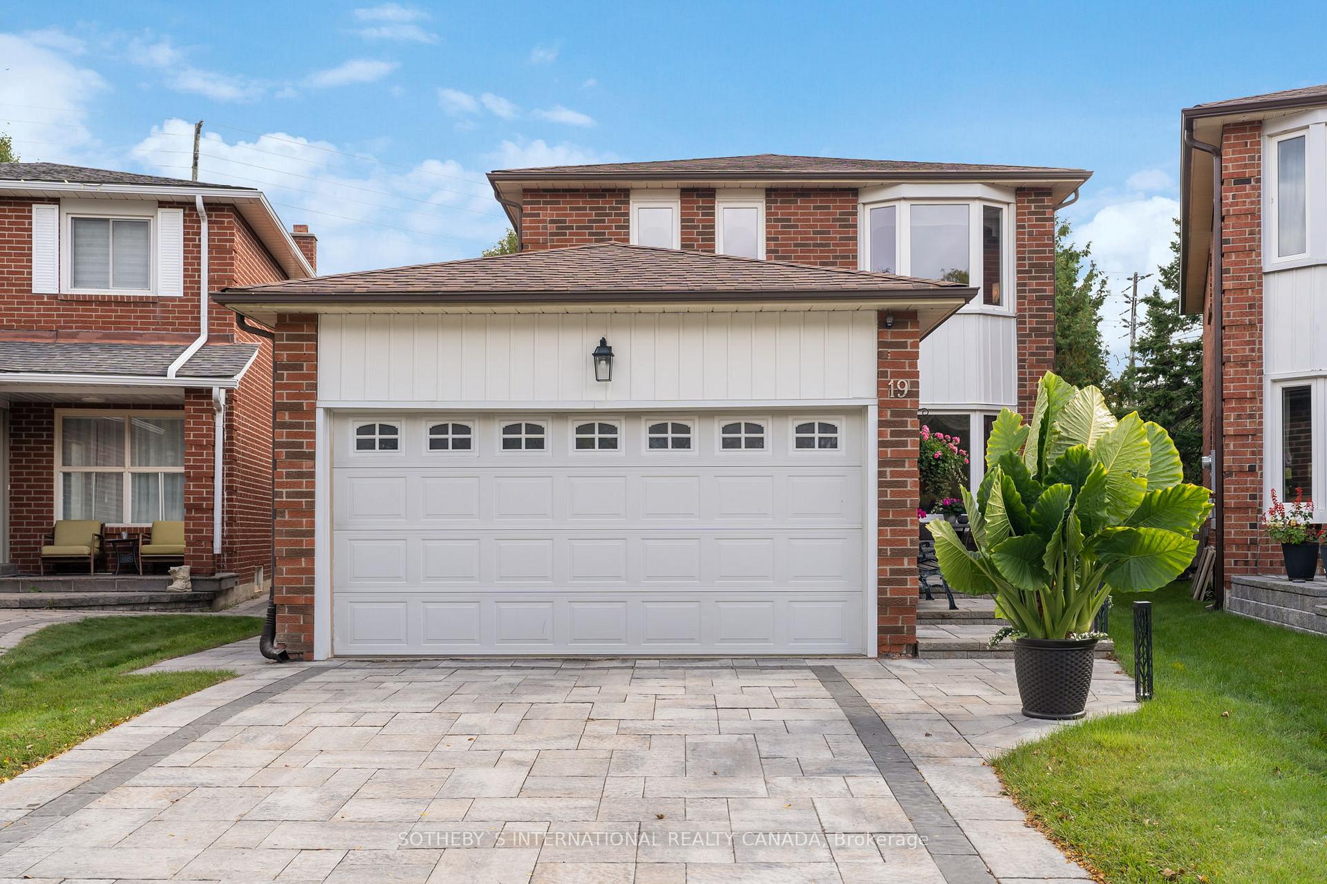 Photo 1 of 19 Spragg Circle, Markham, Markham Village — HOMEH