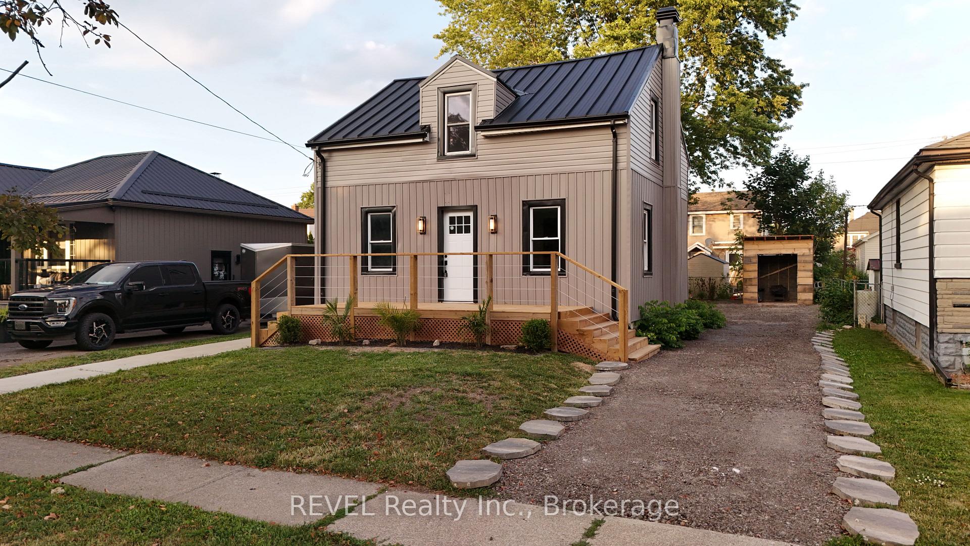 Front of 260 Wallace Avenue S