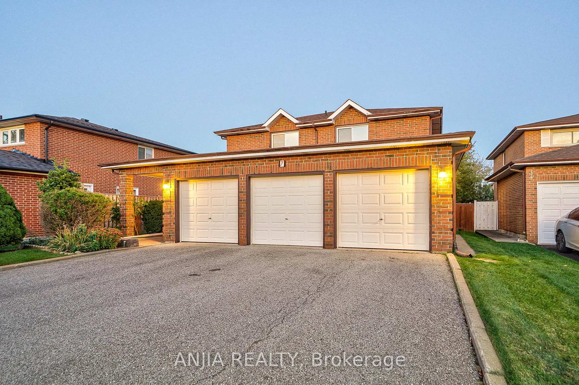 Photo 3 of 7 Hampstead Court, Markham, Milliken Mills West — HOMEH