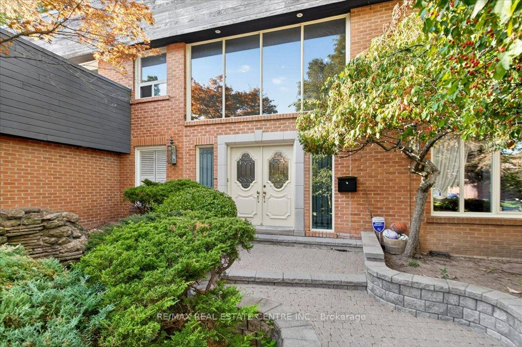 Photo 2 of 40 Colton Crescent N, Vaughan, Islington Woods — HOMEH