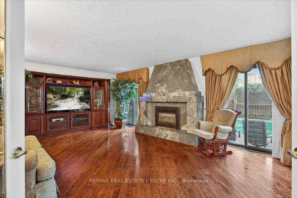 Photo 8 of 40 Colton Crescent N, Vaughan, Islington Woods — HOMEH