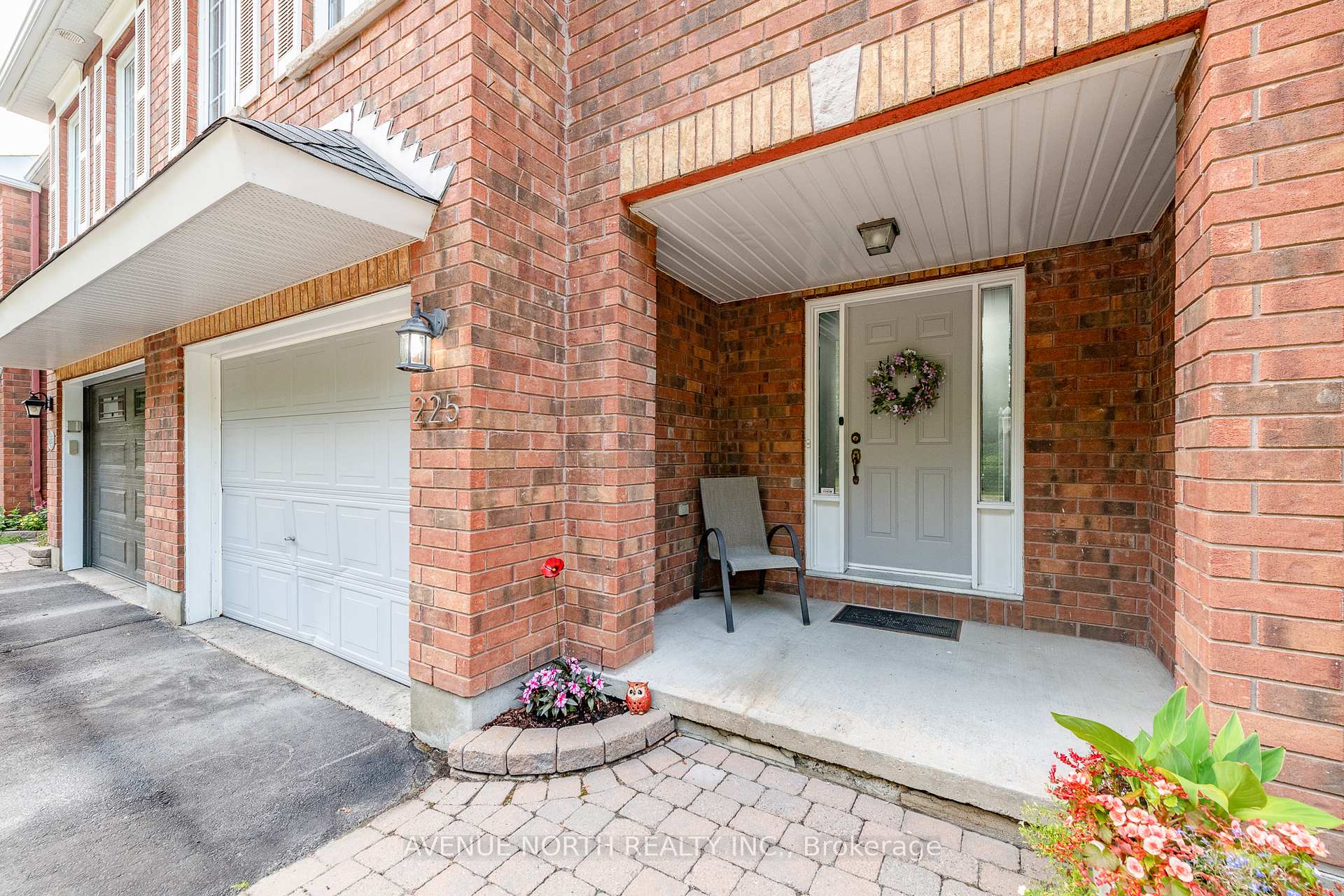 Photo 2 of 225 Gladeview Private, Ottawa, Upper Hunt Club — HOMEH