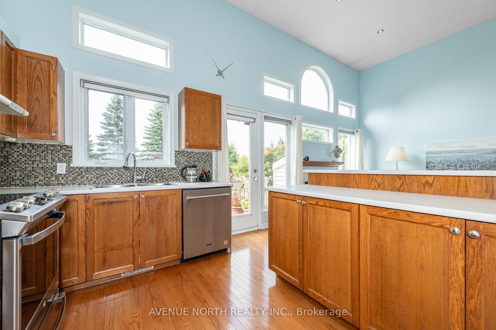 Photo 7 of 225 Gladeview Private, Ottawa, Upper Hunt Club — HOMEH
