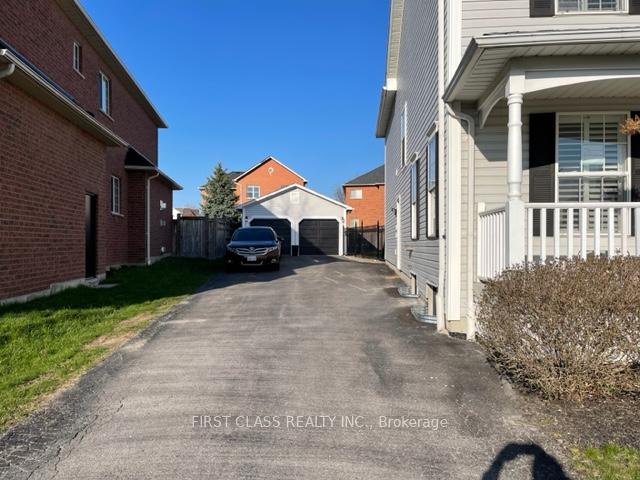 Photo 3 of Unit Main, 19 Dopp Crescent, Whitby, Brooklin — HOMEH