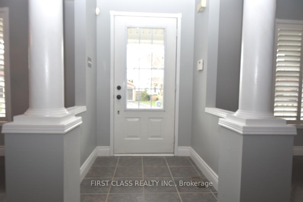 Photo 4 of Unit Main, 19 Dopp Crescent, Whitby, Brooklin — HOMEH