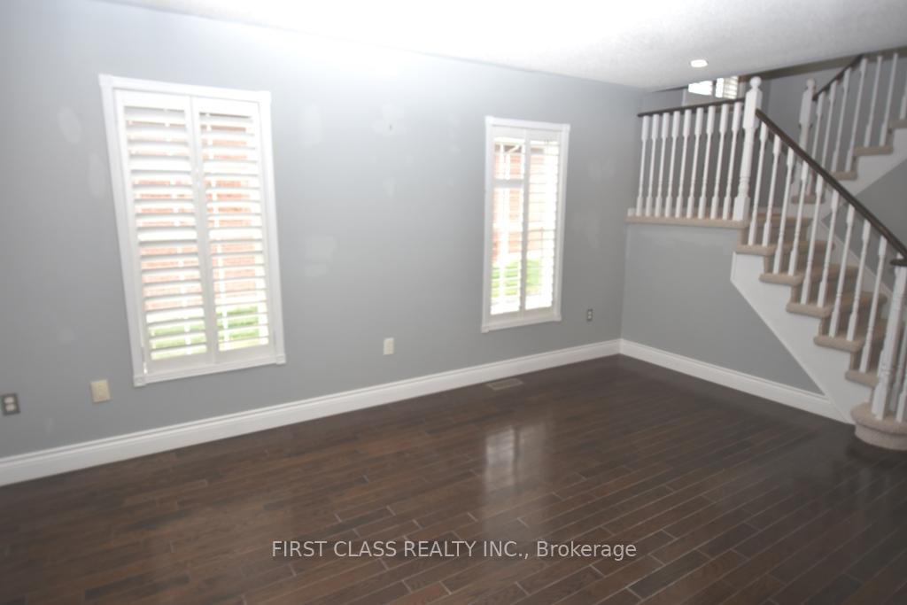 Photo 8 of Unit Main, 19 Dopp Crescent, Whitby, Brooklin — HOMEH