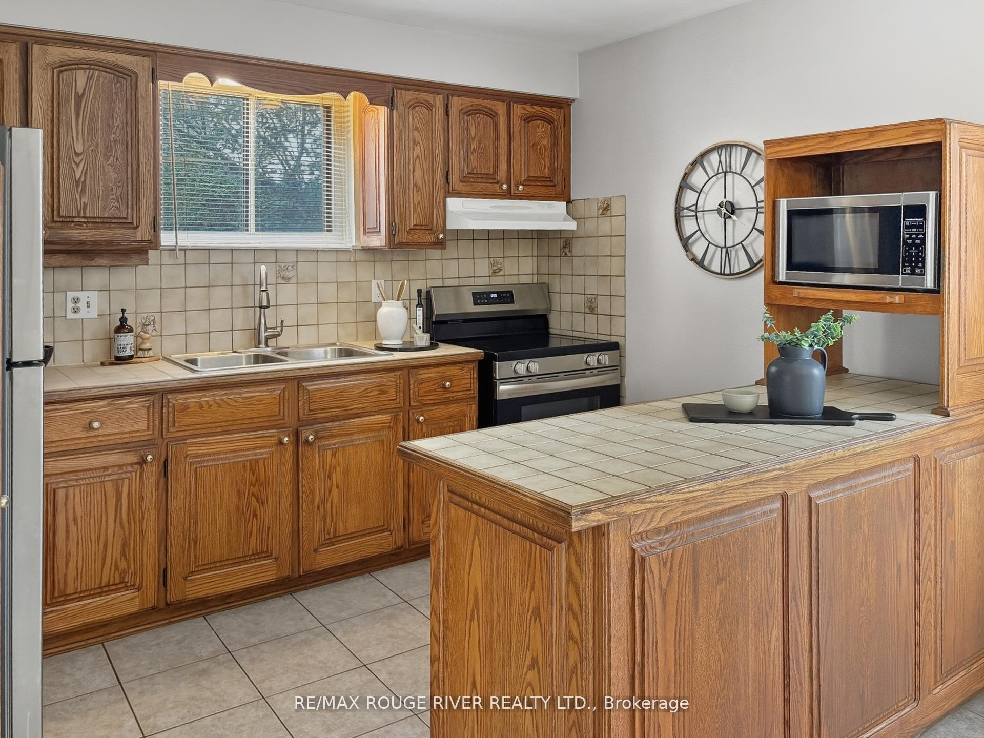 Photo 5 of 1202 Byron Street S, Whitby, Downtown Whitby — HOMEH