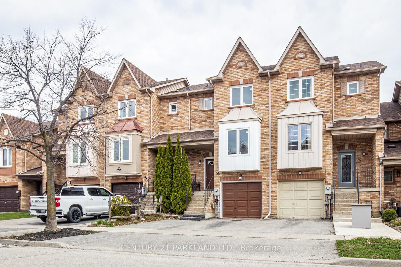 Photo 2 of 26 Kelso Crescent, Vaughan, Maple — HOMEH