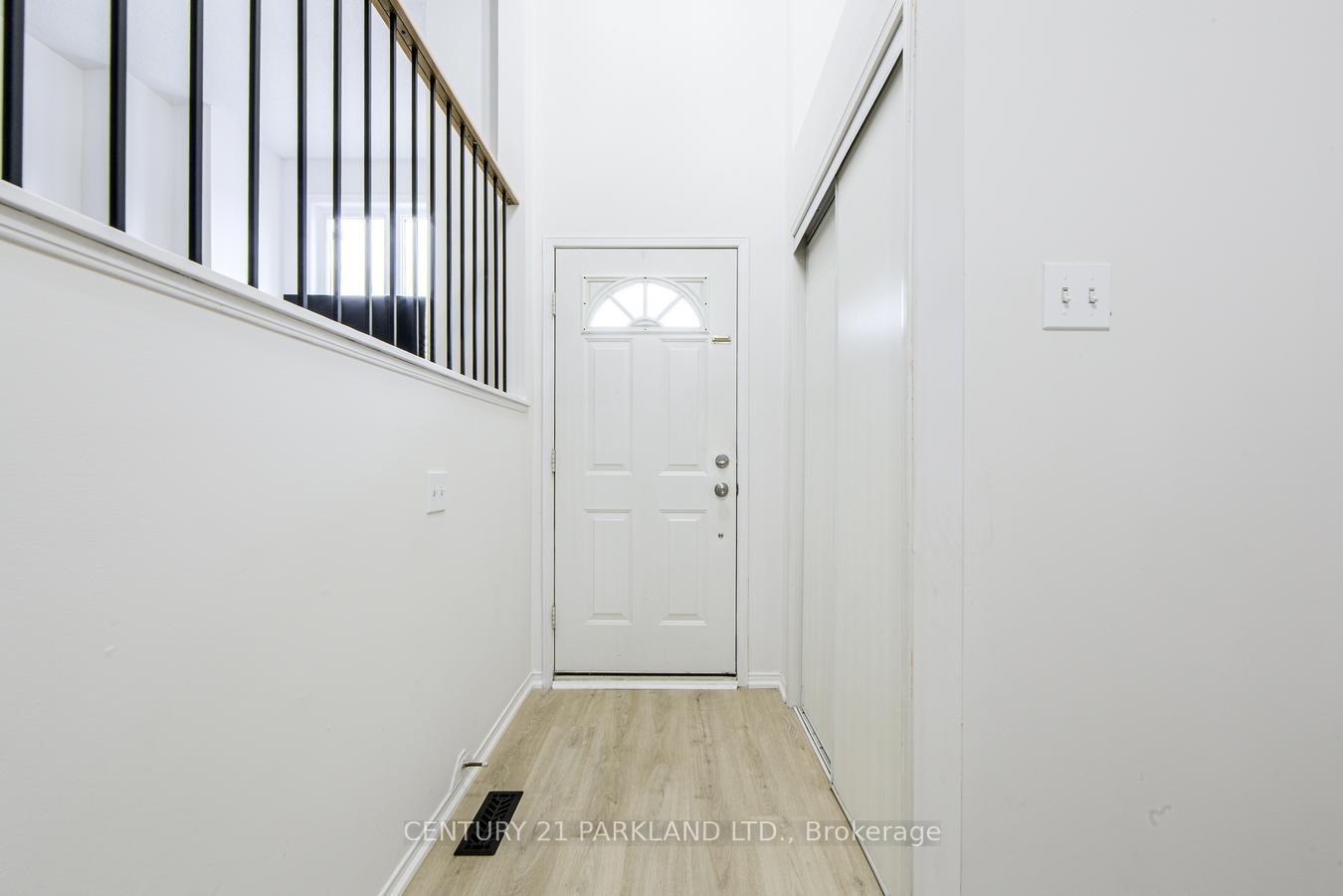 Photo 3 of 26 Kelso Crescent, Vaughan, Maple — HOMEH