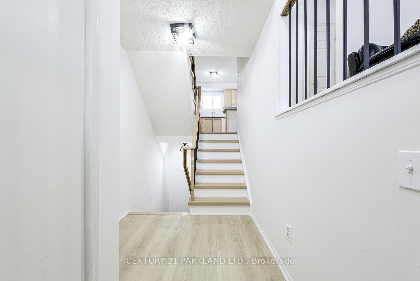 Photo 4 of 26 Kelso Crescent, Vaughan, Maple — HOMEH