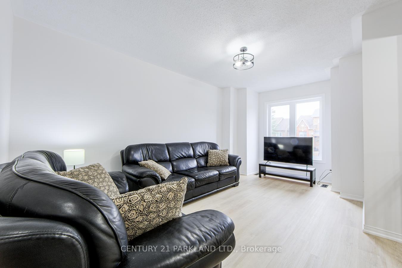 Photo 5 of 26 Kelso Crescent, Vaughan, Maple — HOMEH