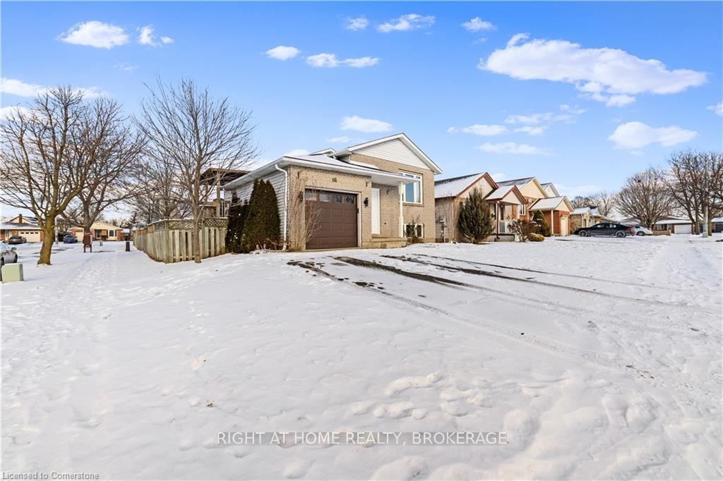 Photo 2 of Unit Lower Unit, 44 Poplar Crescent, Welland, N. Welland — HOMEH