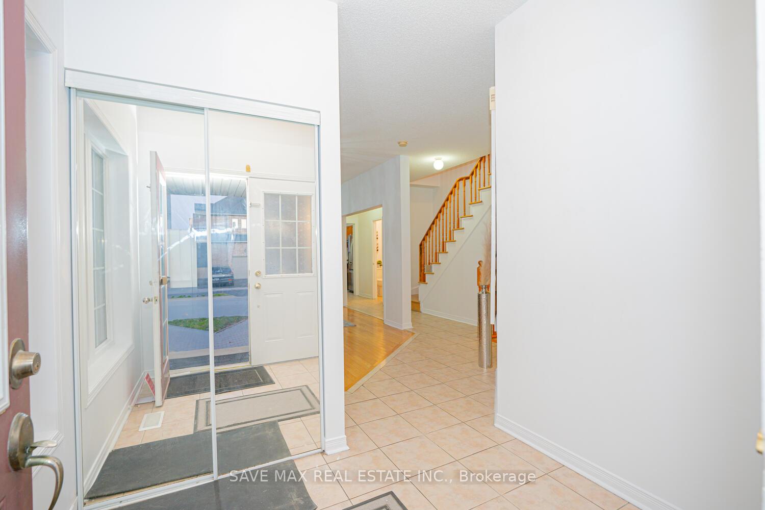 Photo 5 of 2 Lahore Crescent, Markham, Cedarwood — HOMEH