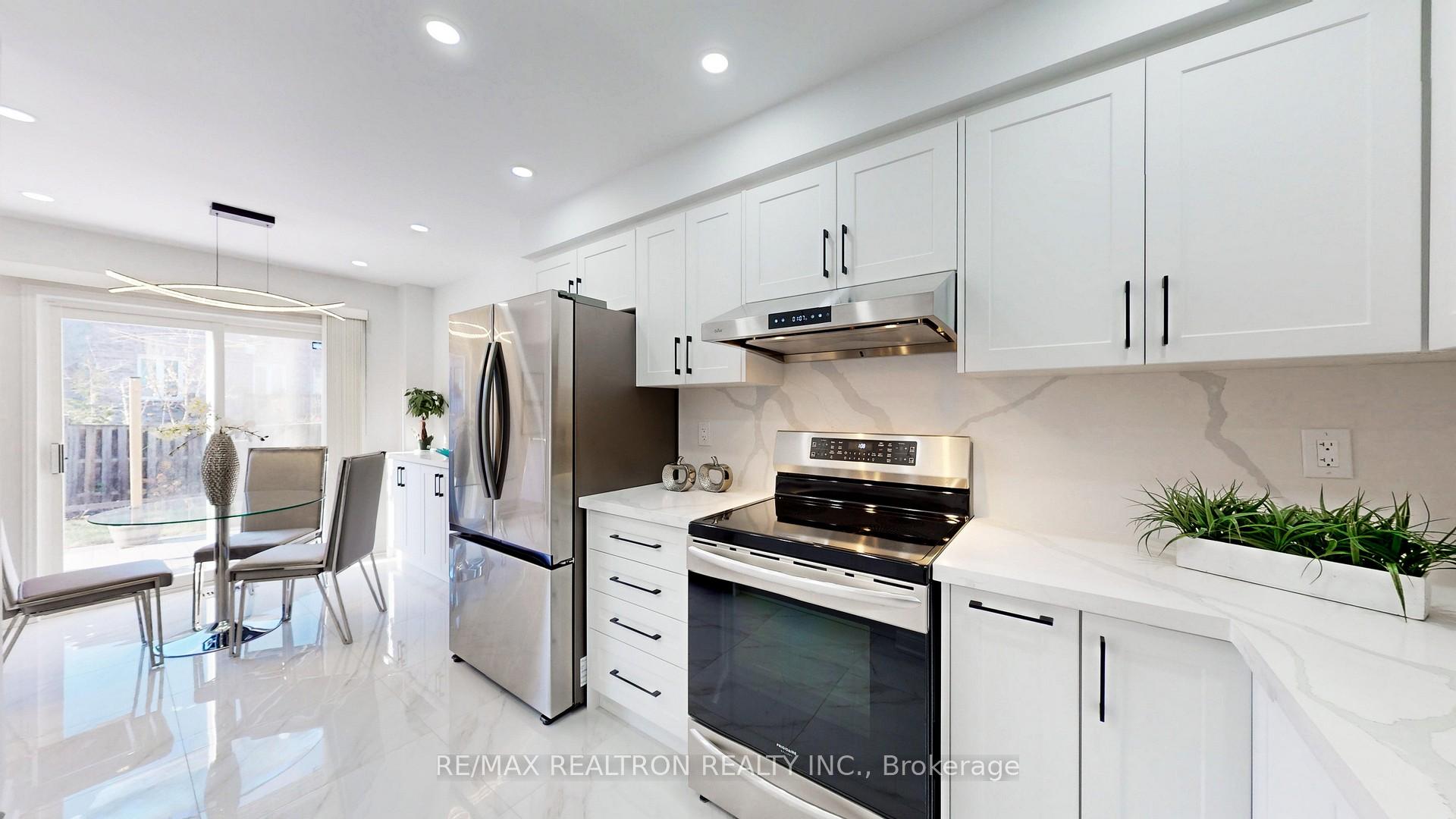 Photo 10 of 16 Cobblehill Court, Markham, Berczy — HOMEH