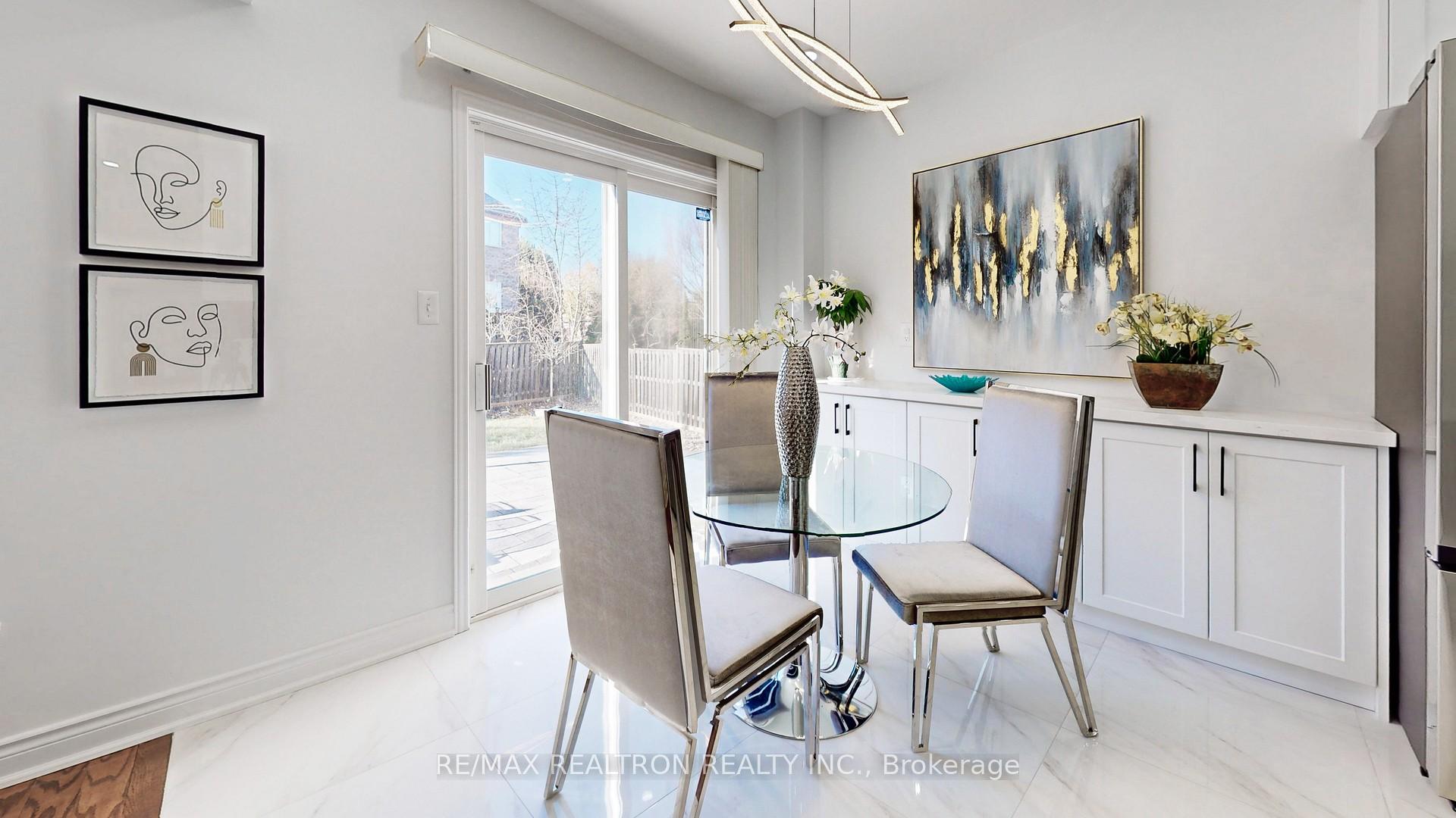 Photo 11 of 16 Cobblehill Court, Markham, Berczy — HOMEH