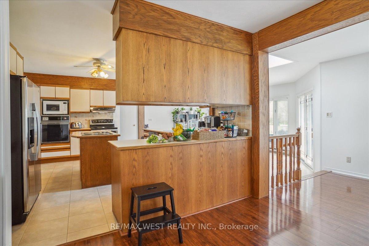 Photo 4 of 65 Elizabeth Crescent S, Whitby, Blue Grass Meadows — HOMEH