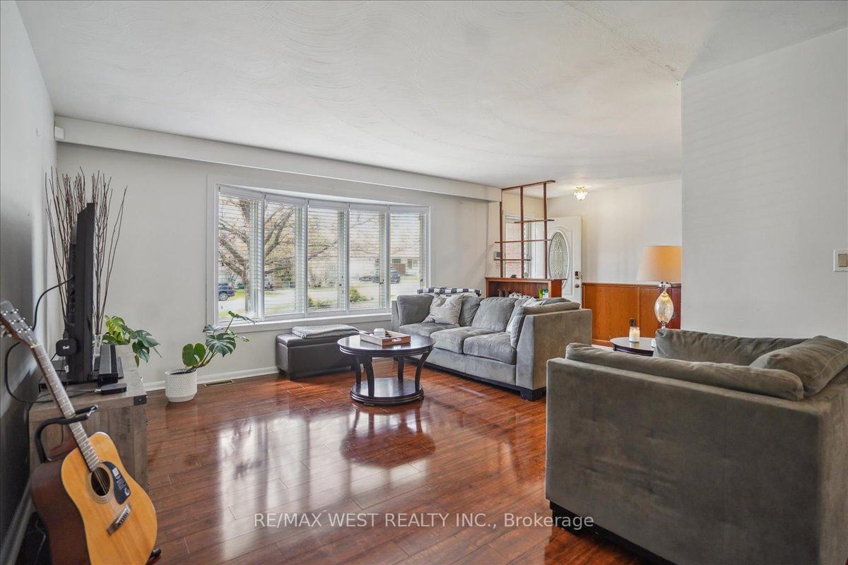 Photo 5 of 65 Elizabeth Crescent S, Whitby, Blue Grass Meadows — HOMEH