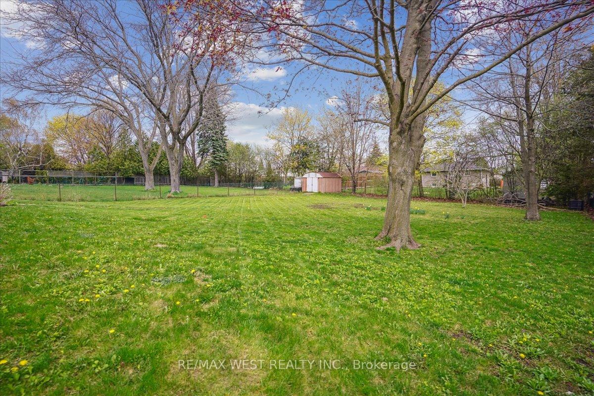 Photo 9 of 65 Elizabeth Crescent S, Whitby, Blue Grass Meadows — HOMEH