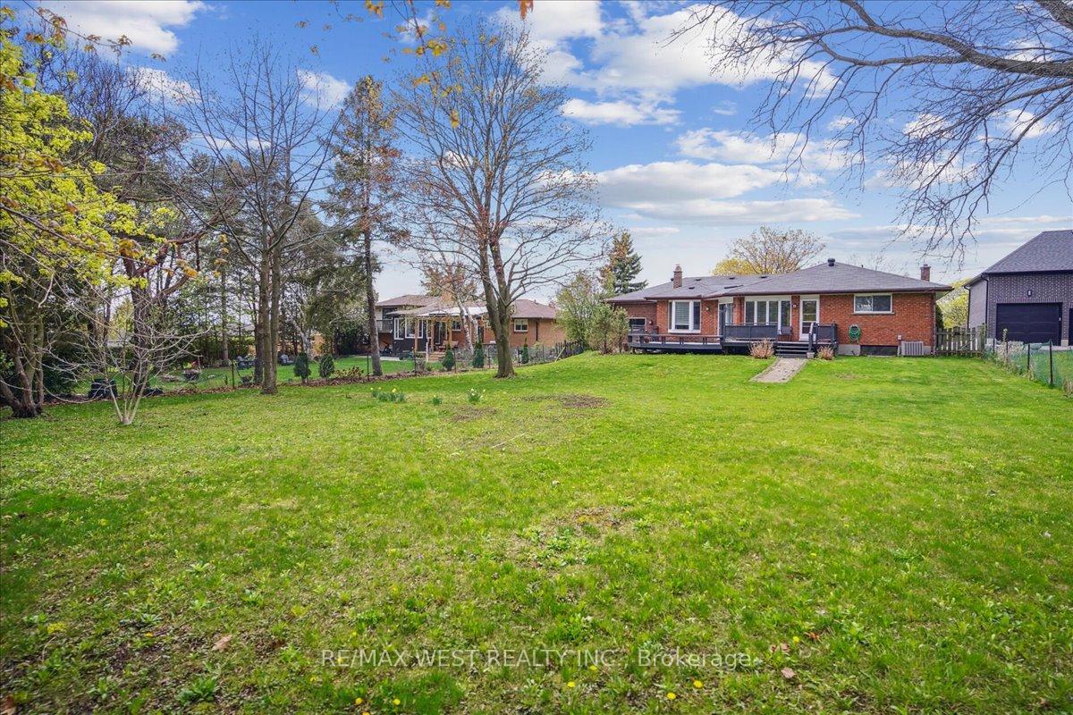 Photo 10 of 65 Elizabeth Crescent S, Whitby, Blue Grass Meadows — HOMEH