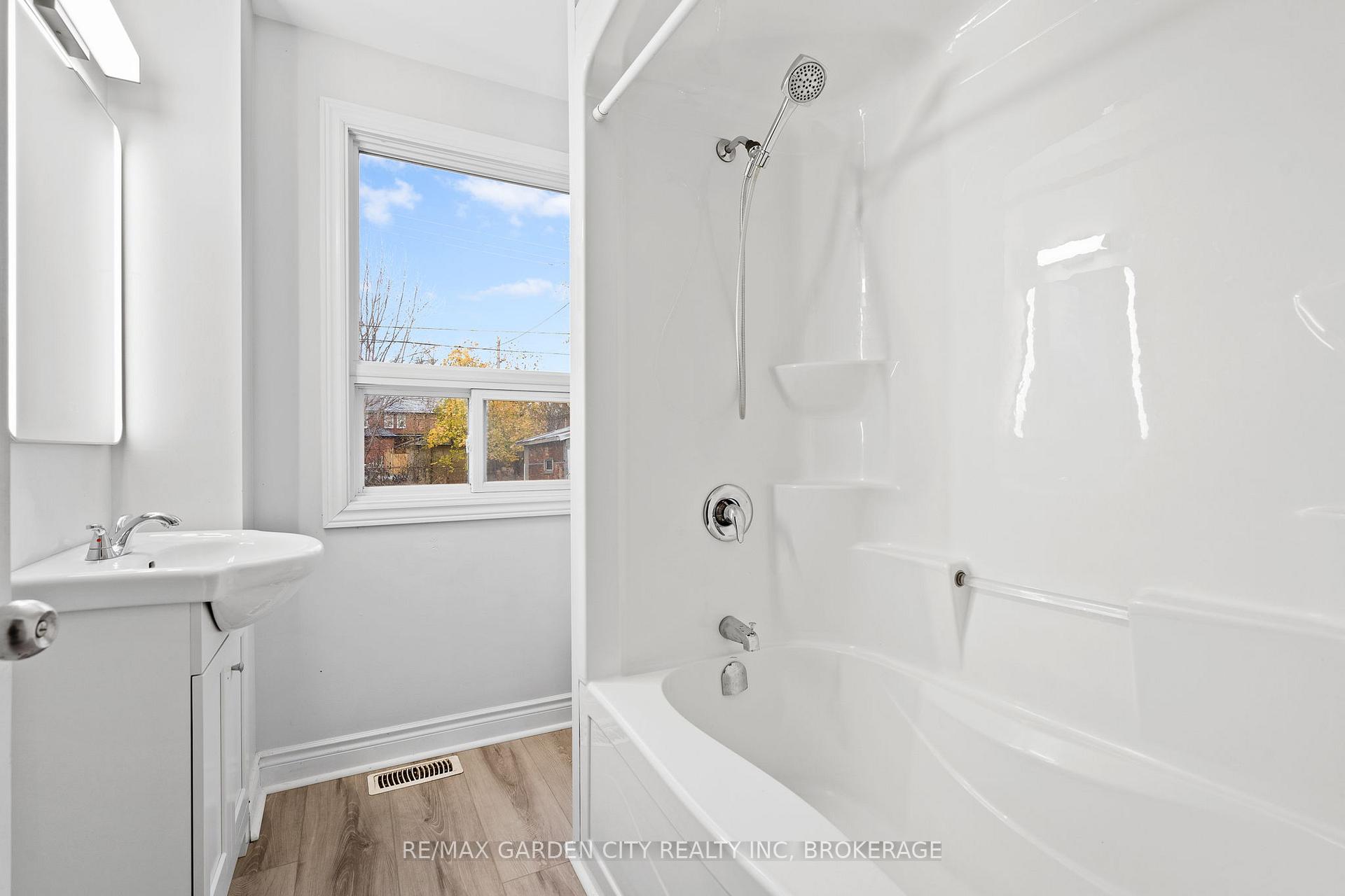 Photo 11 of 88 First Street, Welland, Lincoln/Crowland — HOMEH