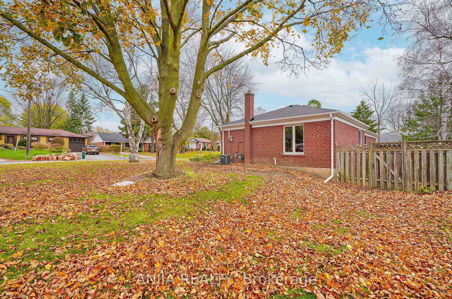 Photo 11 of 47 Lincoln Green Drive, Markham, Bullock — HOMEH