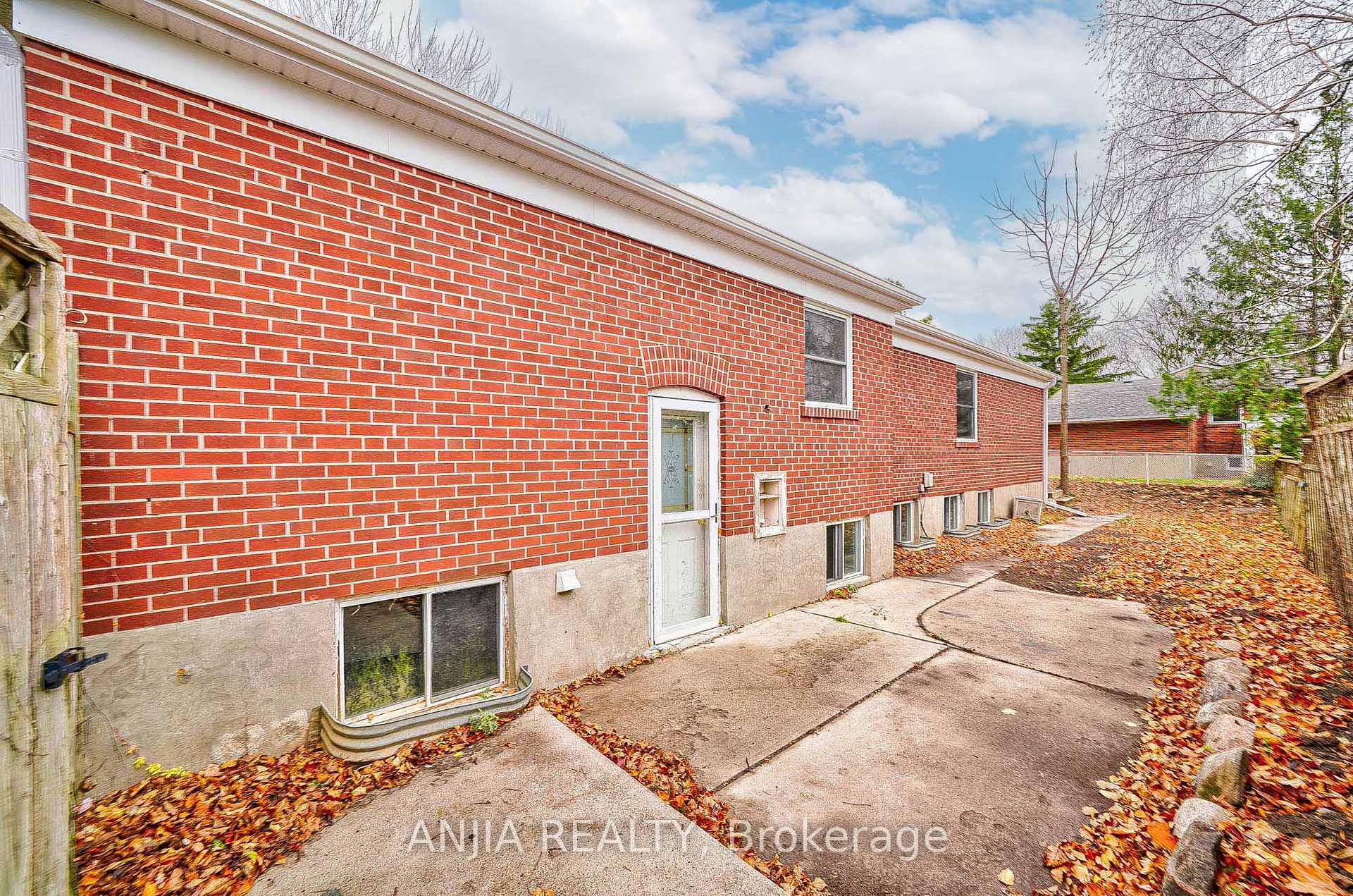 Photo 12 of 47 Lincoln Green Drive, Markham, Bullock — HOMEH