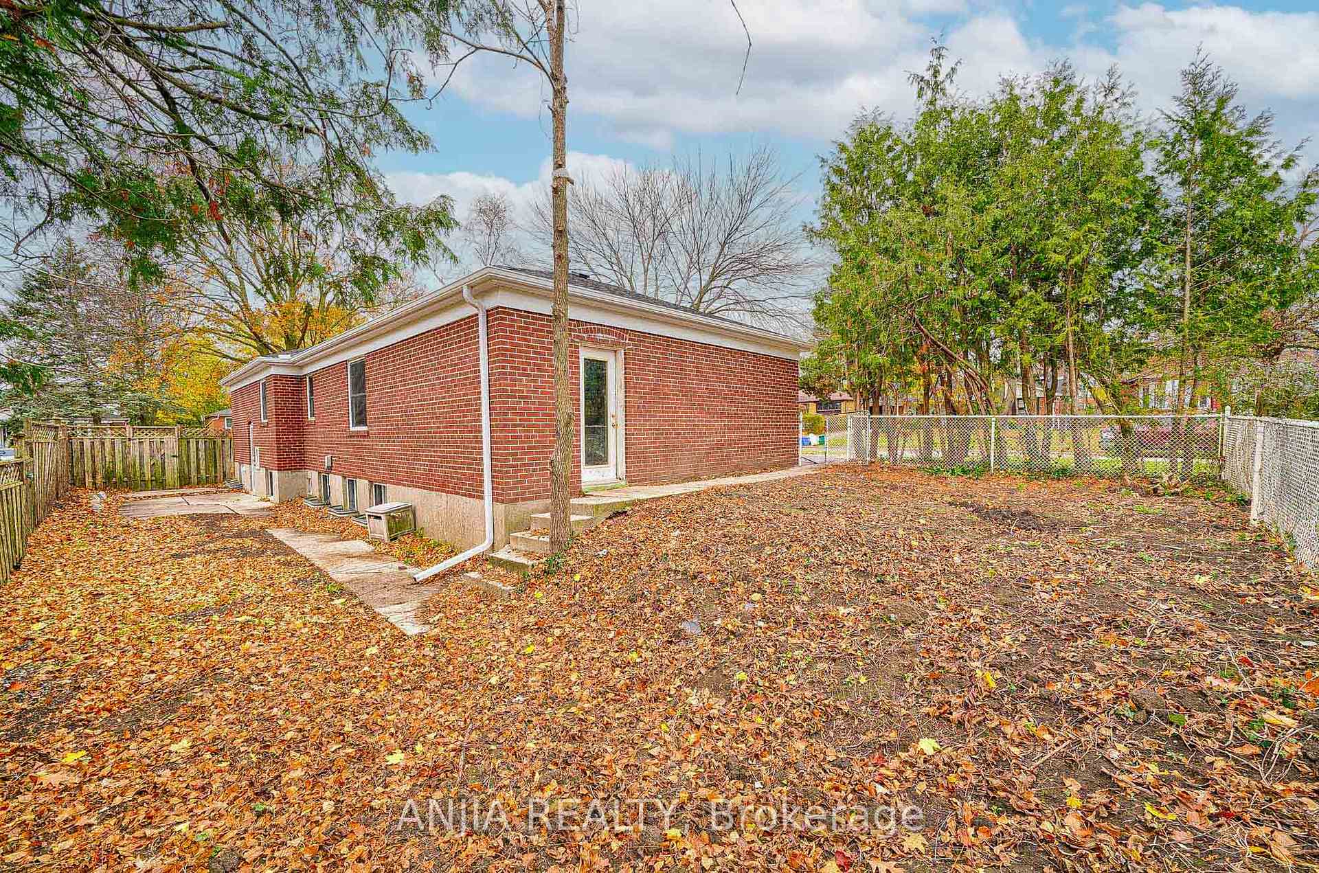 Photo 13 of 47 Lincoln Green Drive, Markham, Bullock — HOMEH
