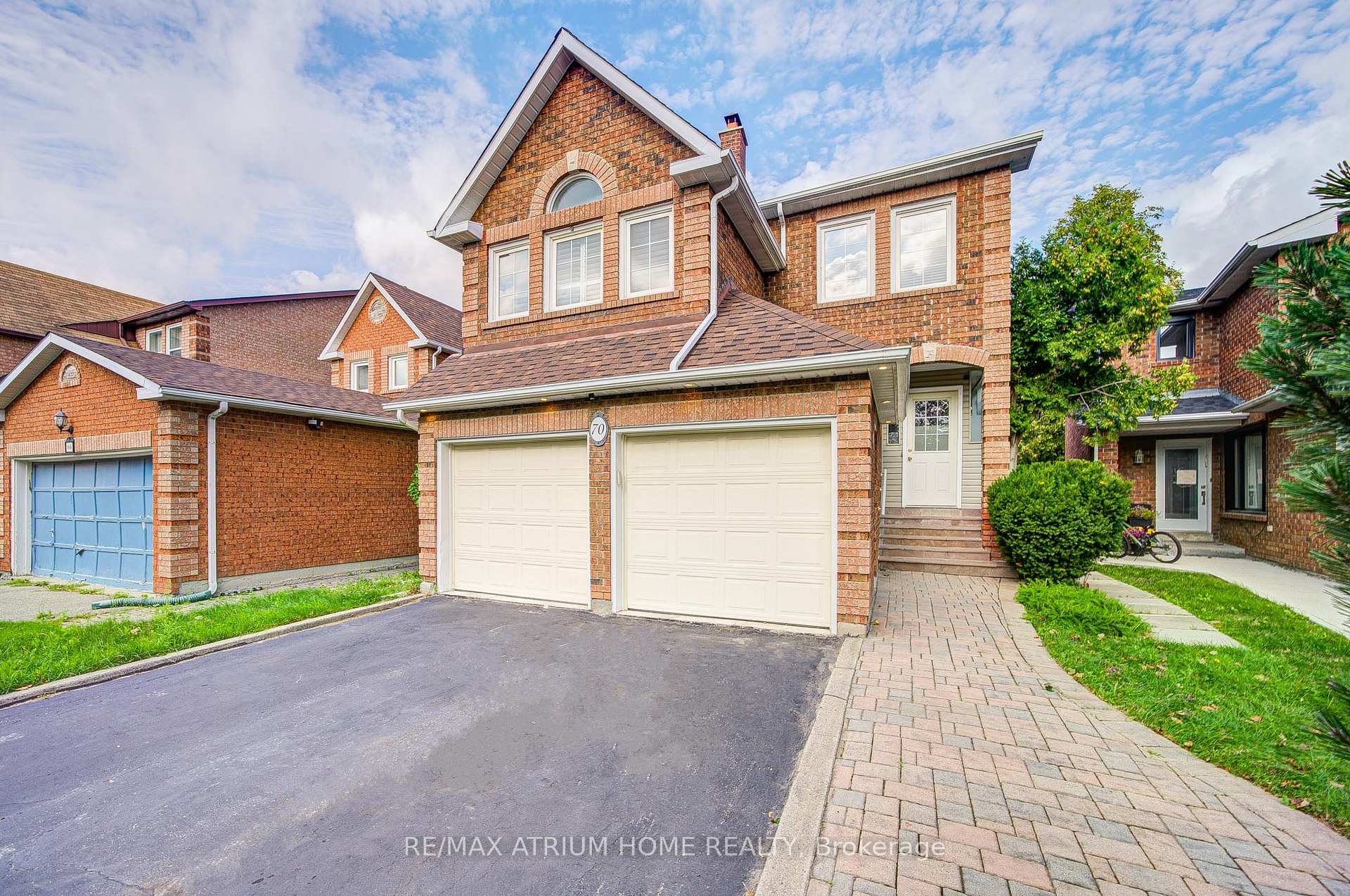 Photo 2 of 70 Millcroft Way, Vaughan, Brownridge — HOMEH