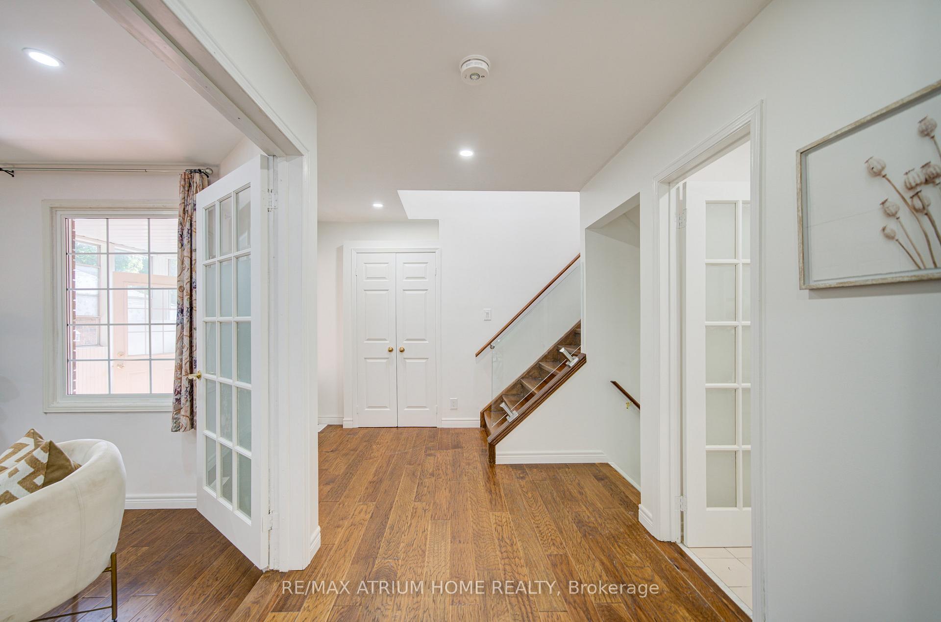 Photo 3 of 70 Millcroft Way, Vaughan, Brownridge — HOMEH