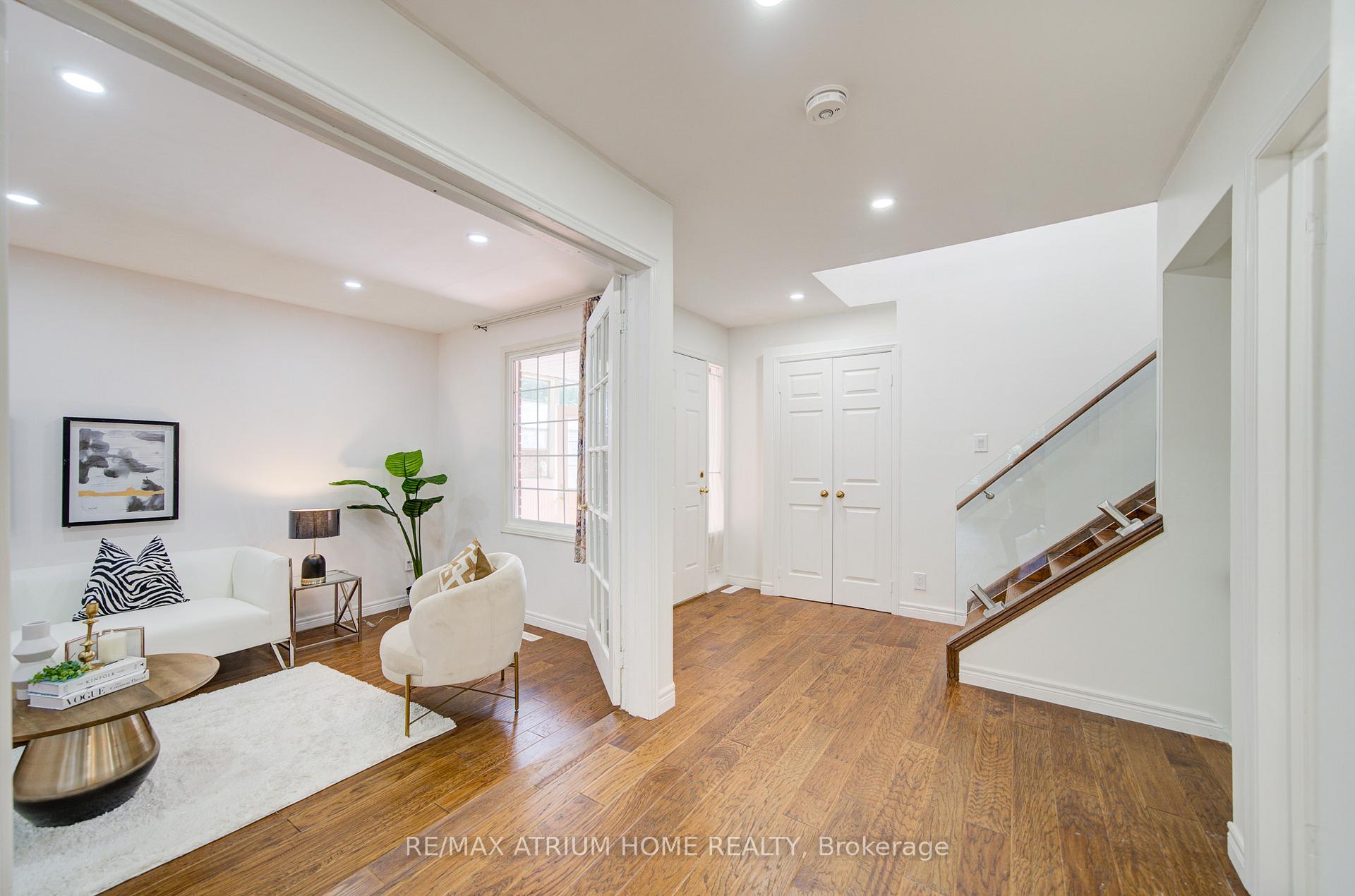 Photo 4 of 70 Millcroft Way, Vaughan, Brownridge — HOMEH