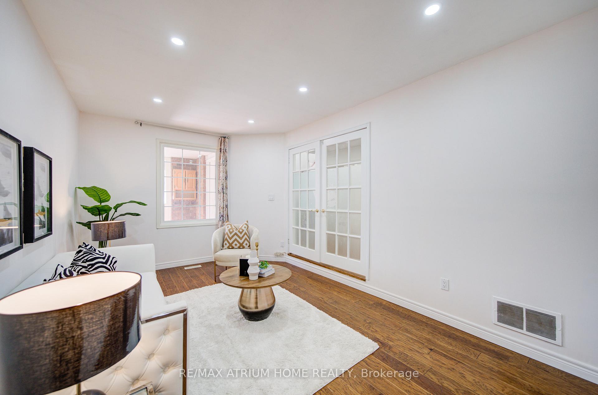 Photo 8 of 70 Millcroft Way, Vaughan, Brownridge — HOMEH