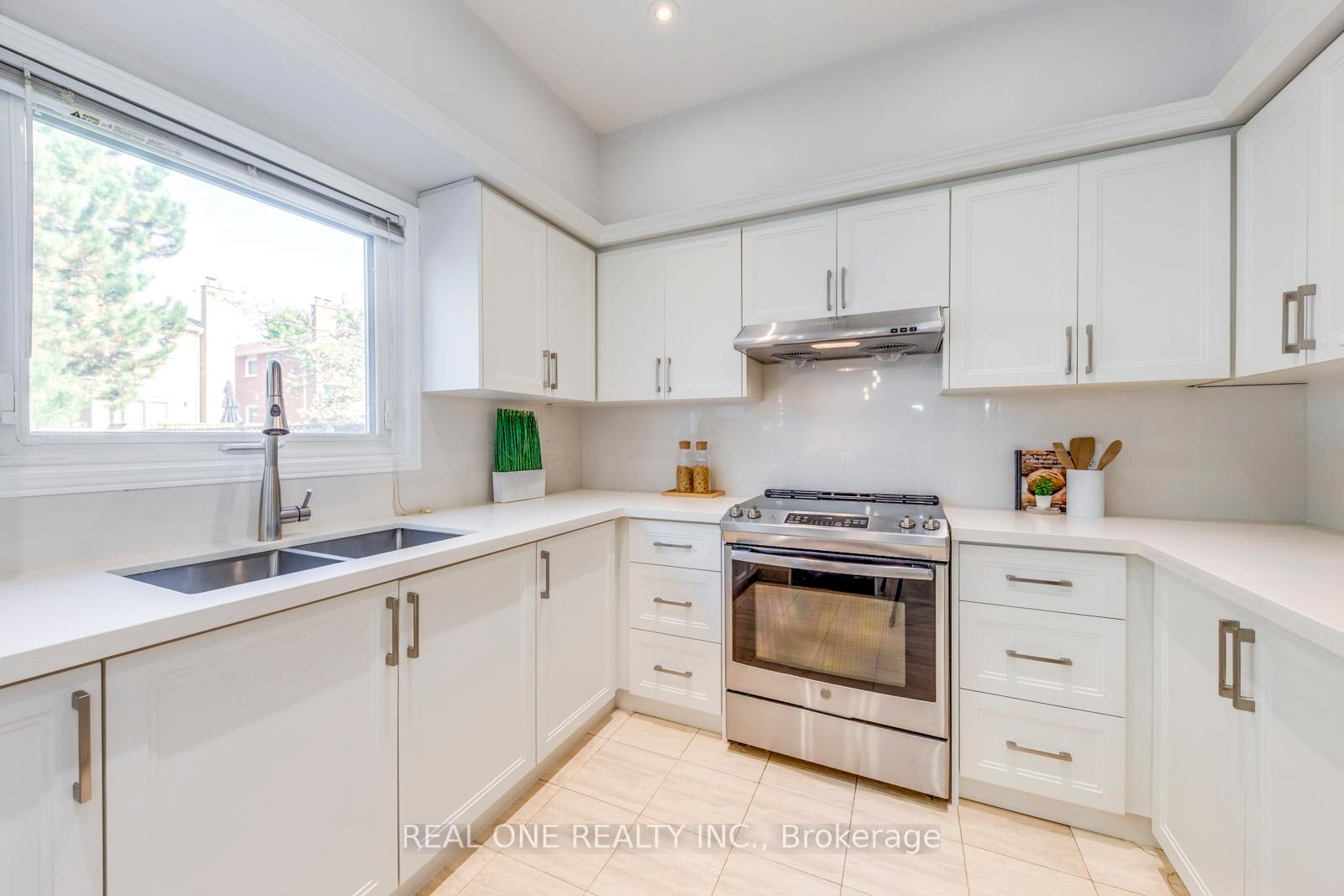 Photo 16 of 22 Arborfield Lane, Markham, Markville — HOMEH