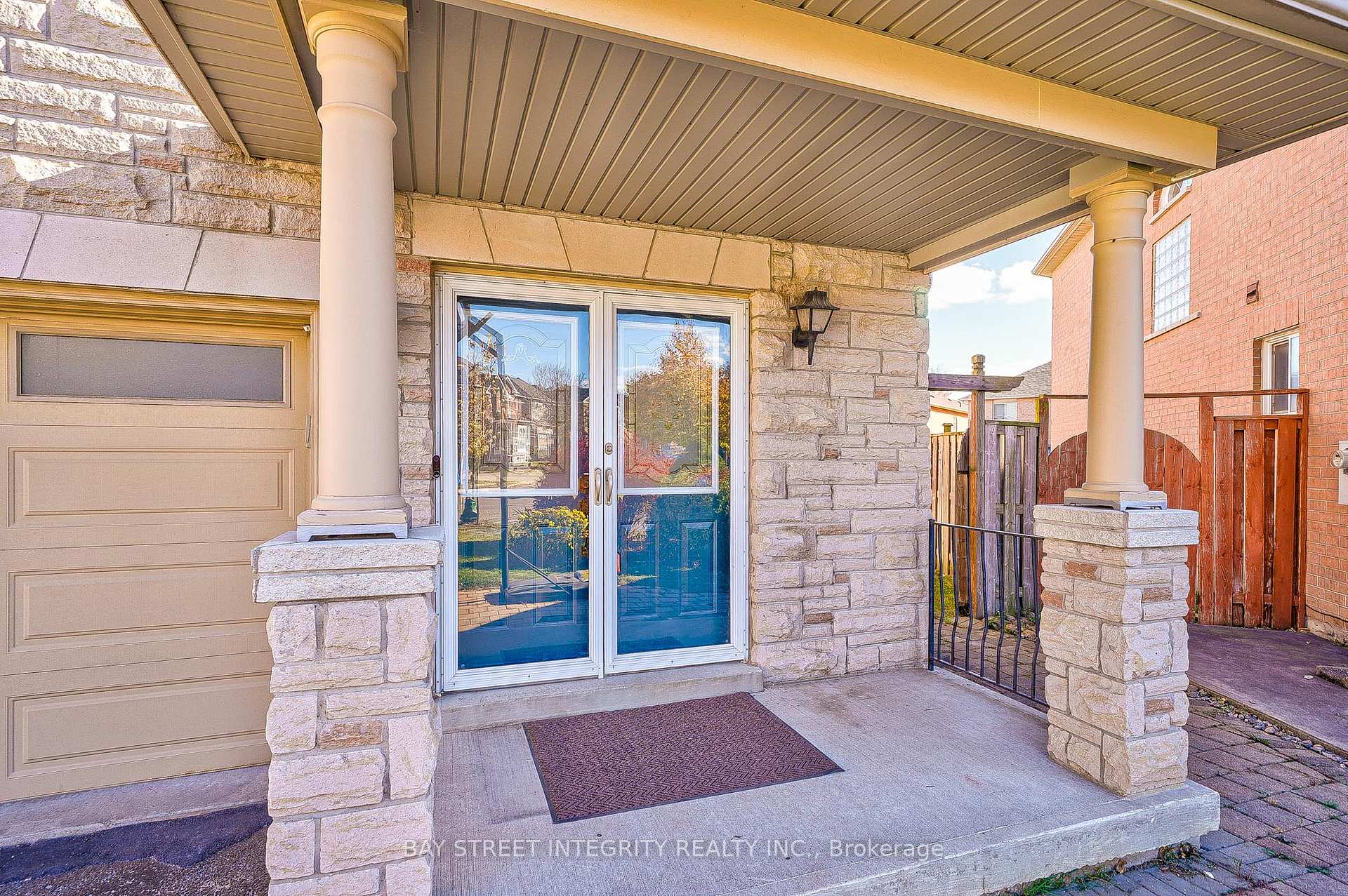Photo 3 of 79 Westchester Crescent, Markham, Berczy — HOMEH