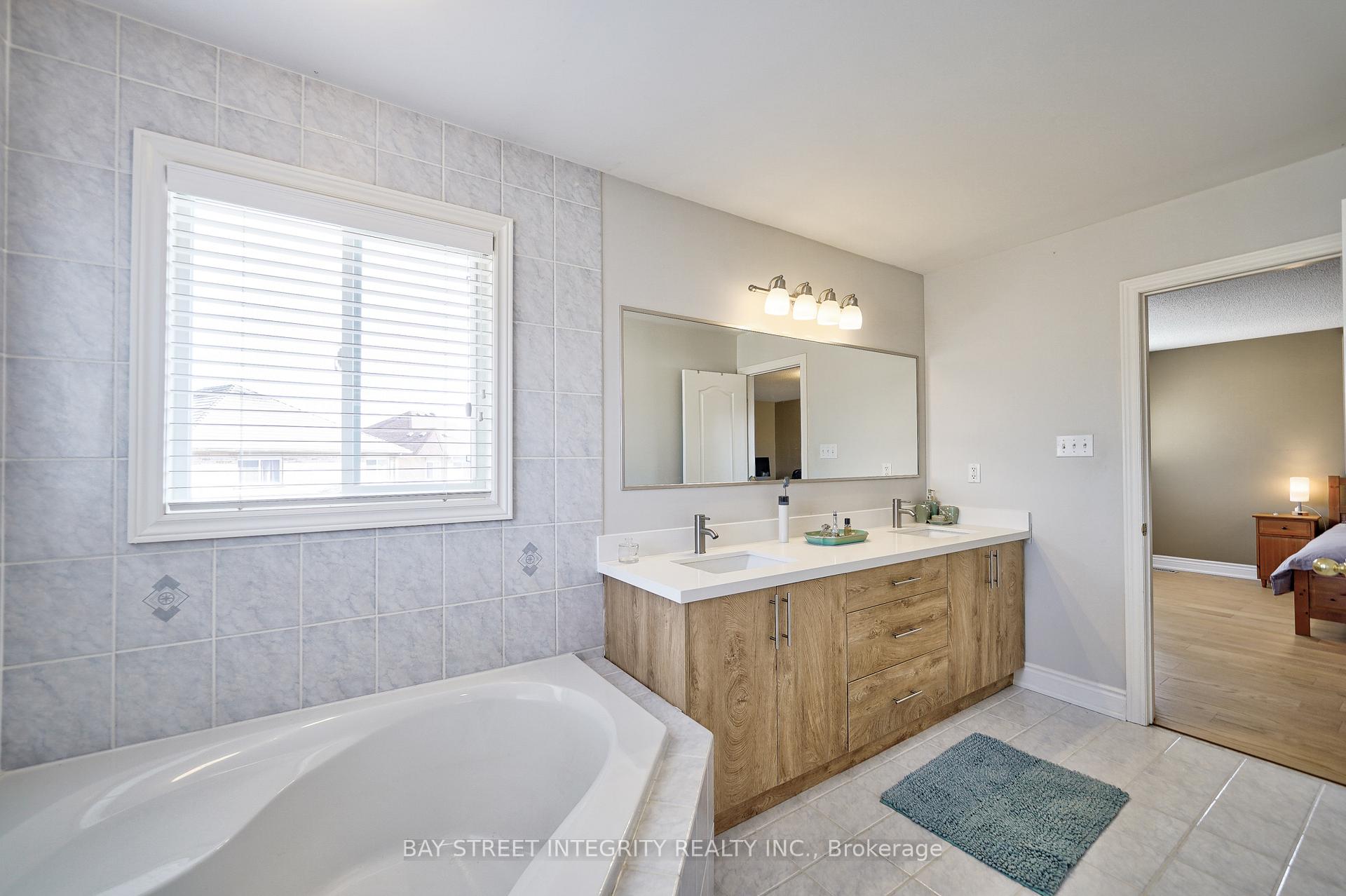 Photo 23 of 79 Westchester Crescent, Markham, Berczy — HOMEH