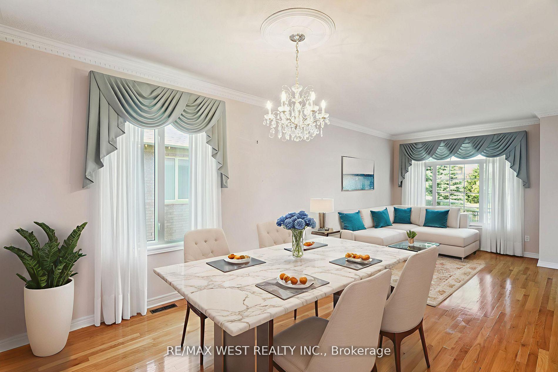 Photo 2 of 42 Windrose Court, Vaughan, East Woodbridge — HOMEH