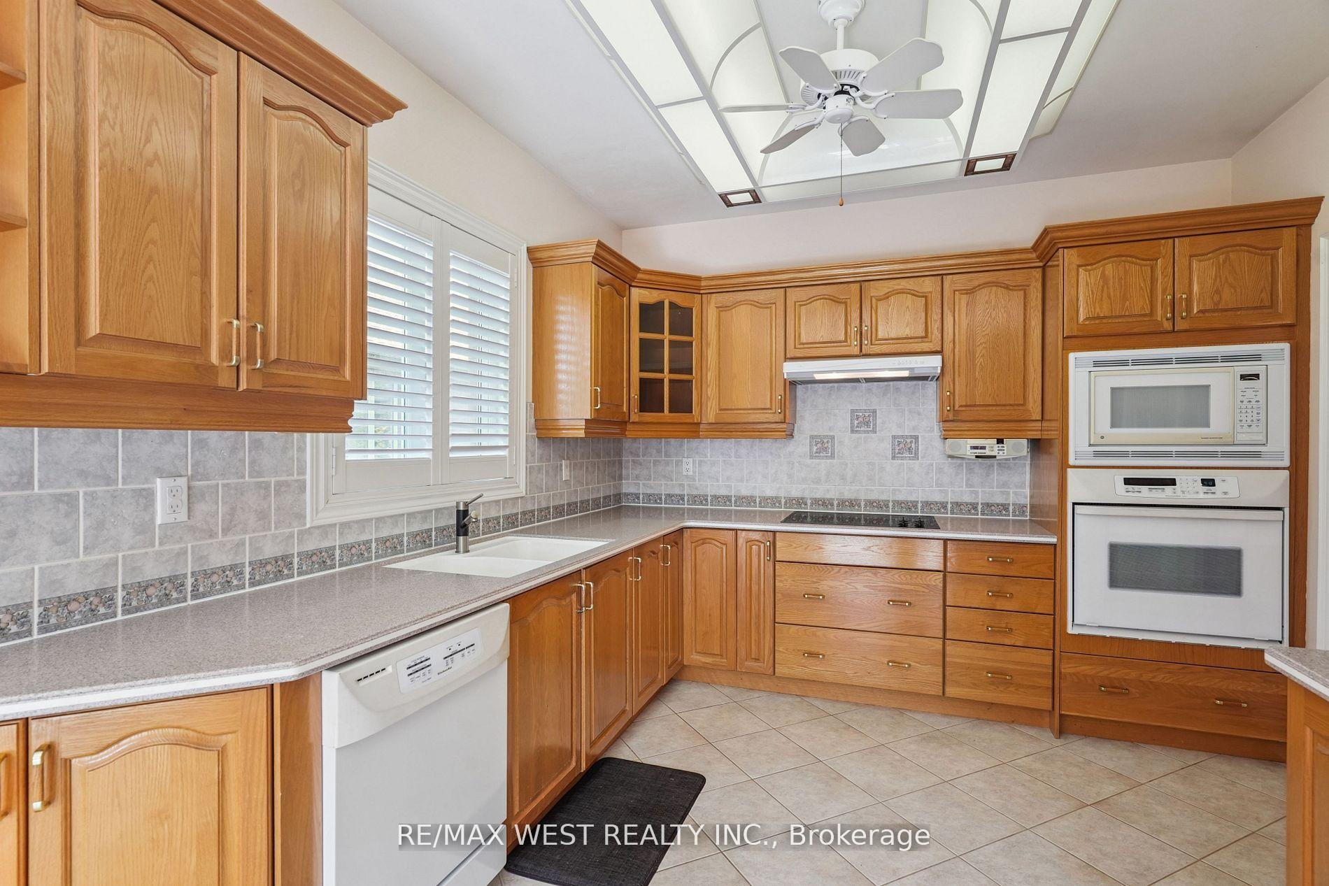 Photo 3 of 42 Windrose Court, Vaughan, East Woodbridge — HOMEH