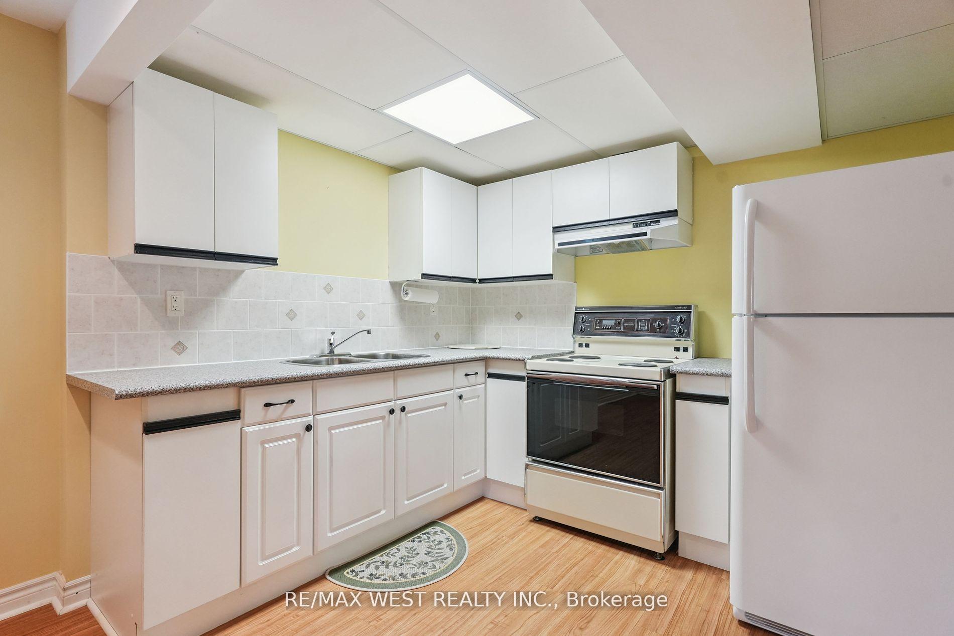 Photo 8 of 42 Windrose Court, Vaughan, East Woodbridge — HOMEH