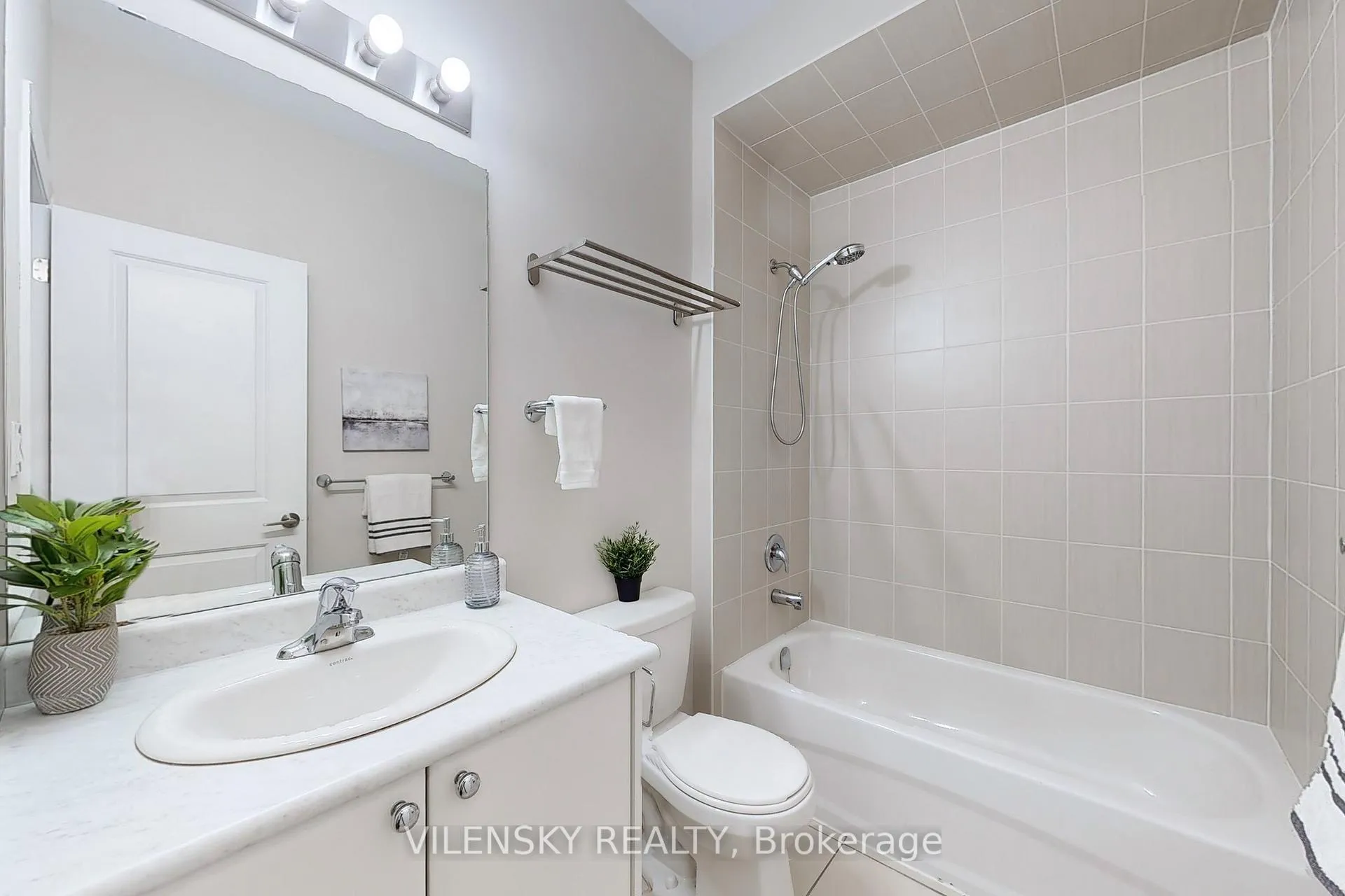 Photo 25 of 162 Golden Trail, Vaughan, Patterson — HOMEH