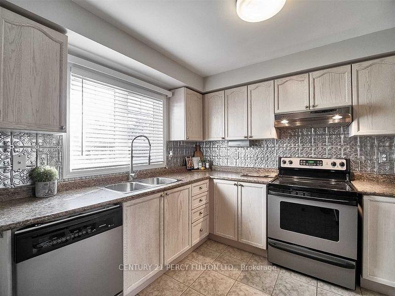 Photo 6 of 38 Gas Lamp Lane, Markham, Cornell — HOMEH