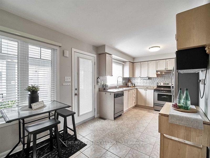 Photo 8 of 38 Gas Lamp Lane, Markham, Cornell — HOMEH