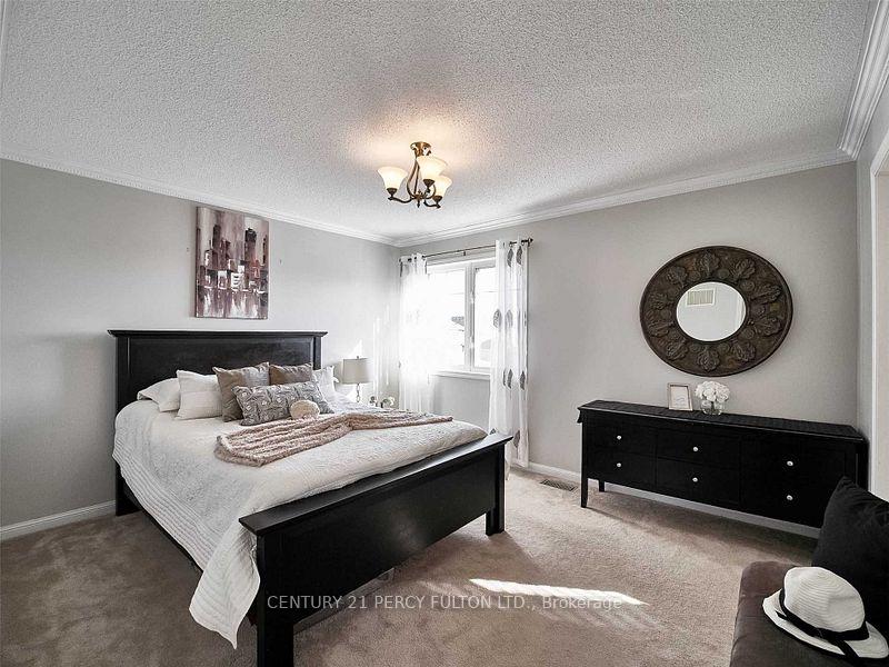 Photo 12 of 38 Gas Lamp Lane, Markham, Cornell — HOMEH