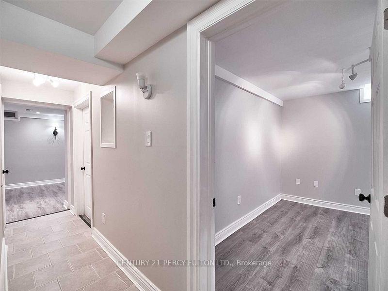 Photo 17 of 38 Gas Lamp Lane, Markham, Cornell — HOMEH