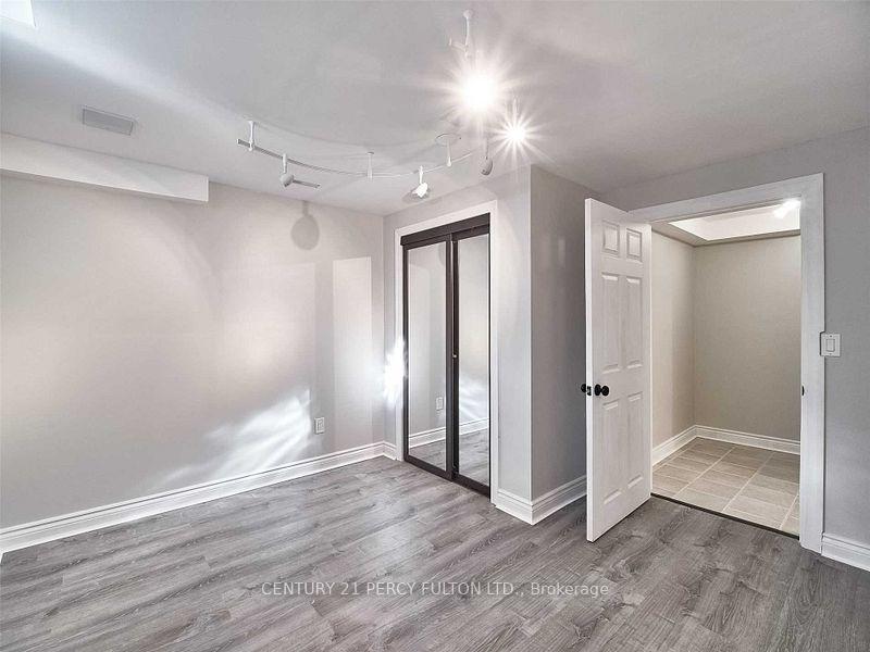 Photo 18 of 38 Gas Lamp Lane, Markham, Cornell — HOMEH