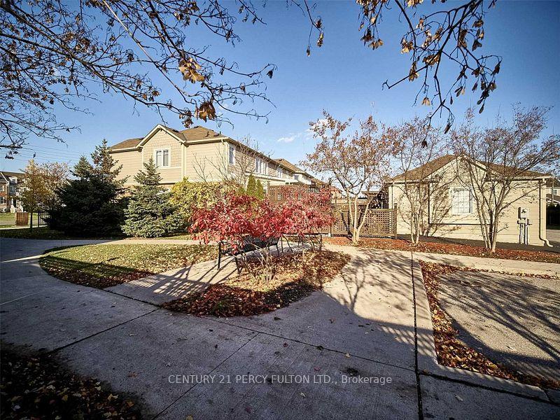 Photo 23 of 38 Gas Lamp Lane, Markham, Cornell — HOMEH