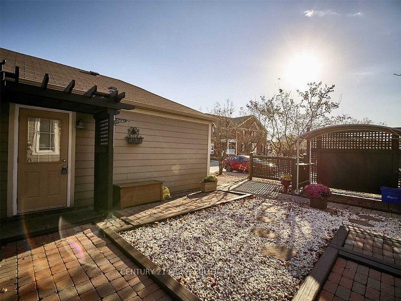 Photo 25 of 38 Gas Lamp Lane, Markham, Cornell — HOMEH