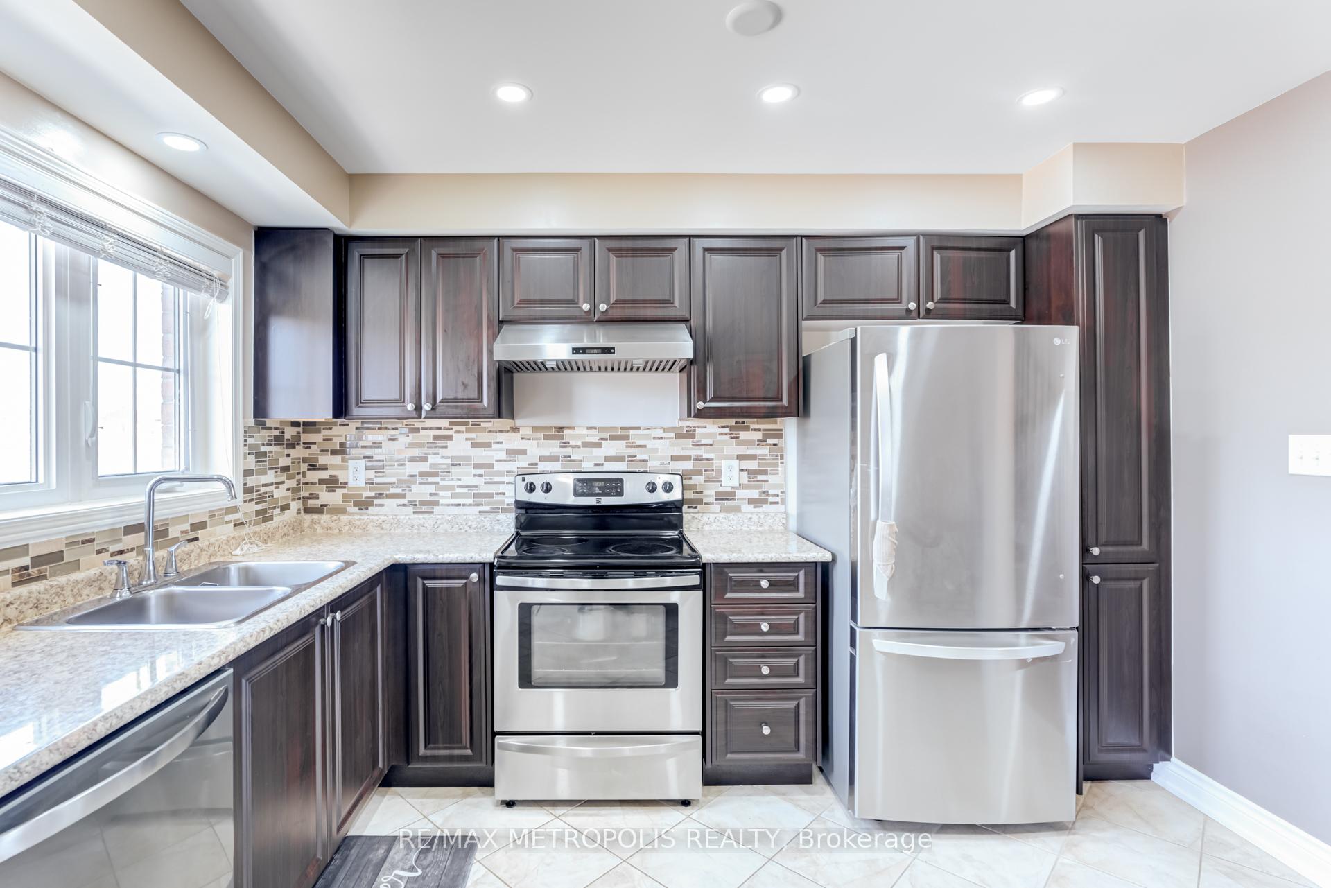 Photo 8 of 385 Rossland Road E, Ajax, Central East — HOMEH
