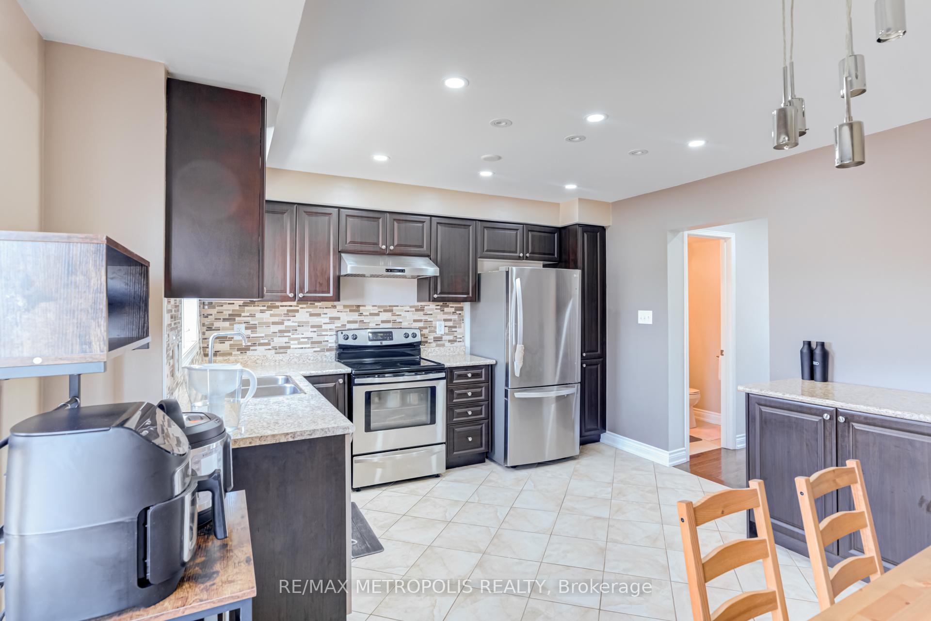 Photo 5 of 385 Rossland Road E, Ajax, Central East — HOMEH