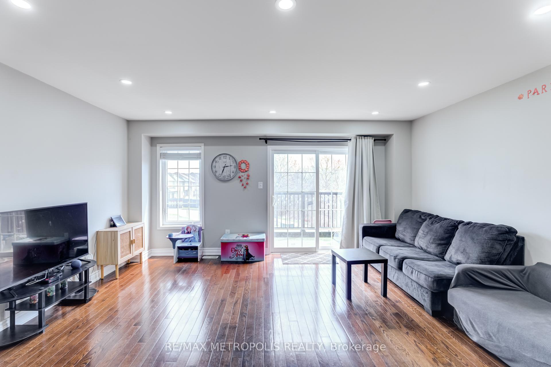 Photo 14 of 385 Rossland Road E, Ajax, Central East — HOMEH