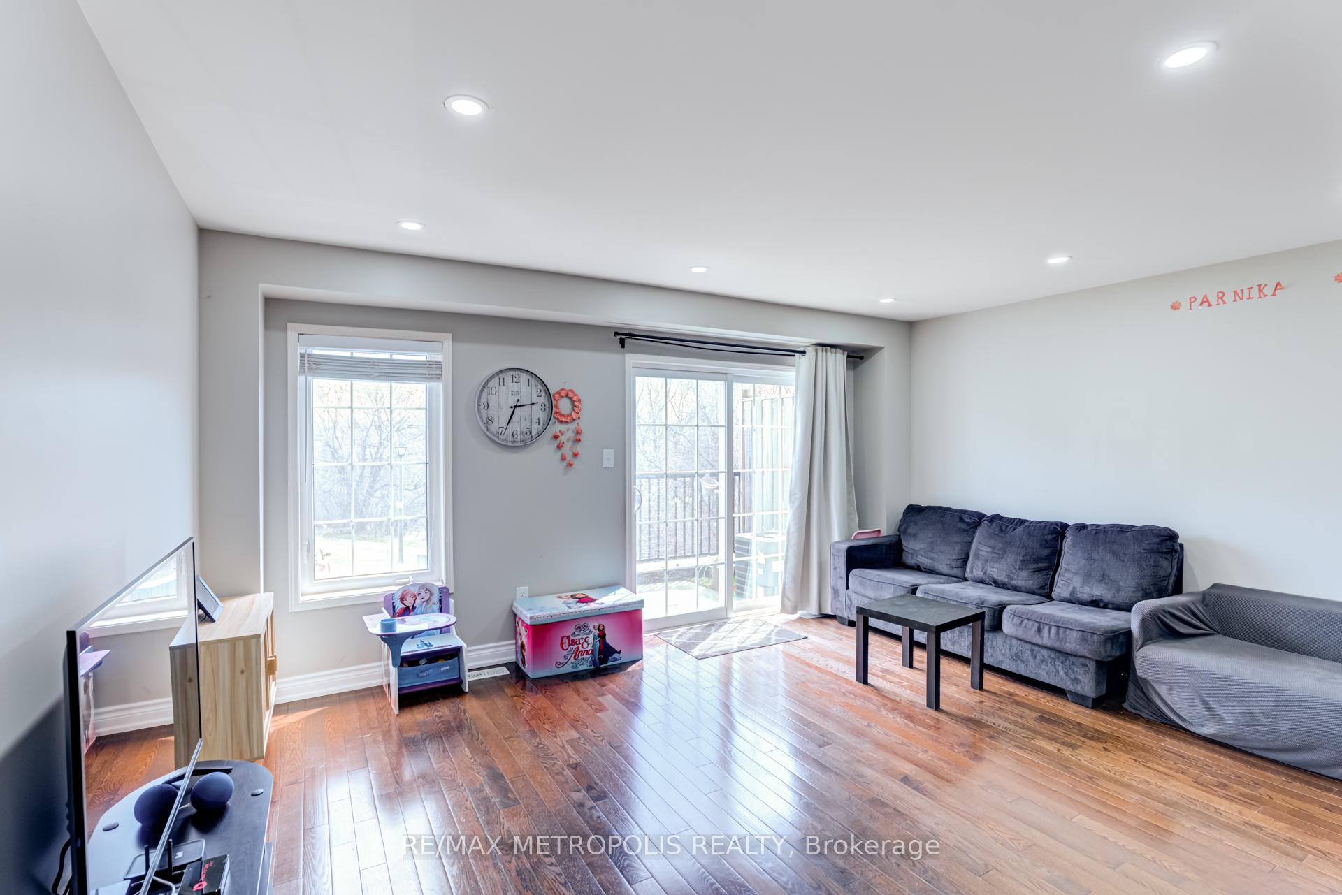 Photo 13 of 385 Rossland Road E, Ajax, Central East — HOMEH